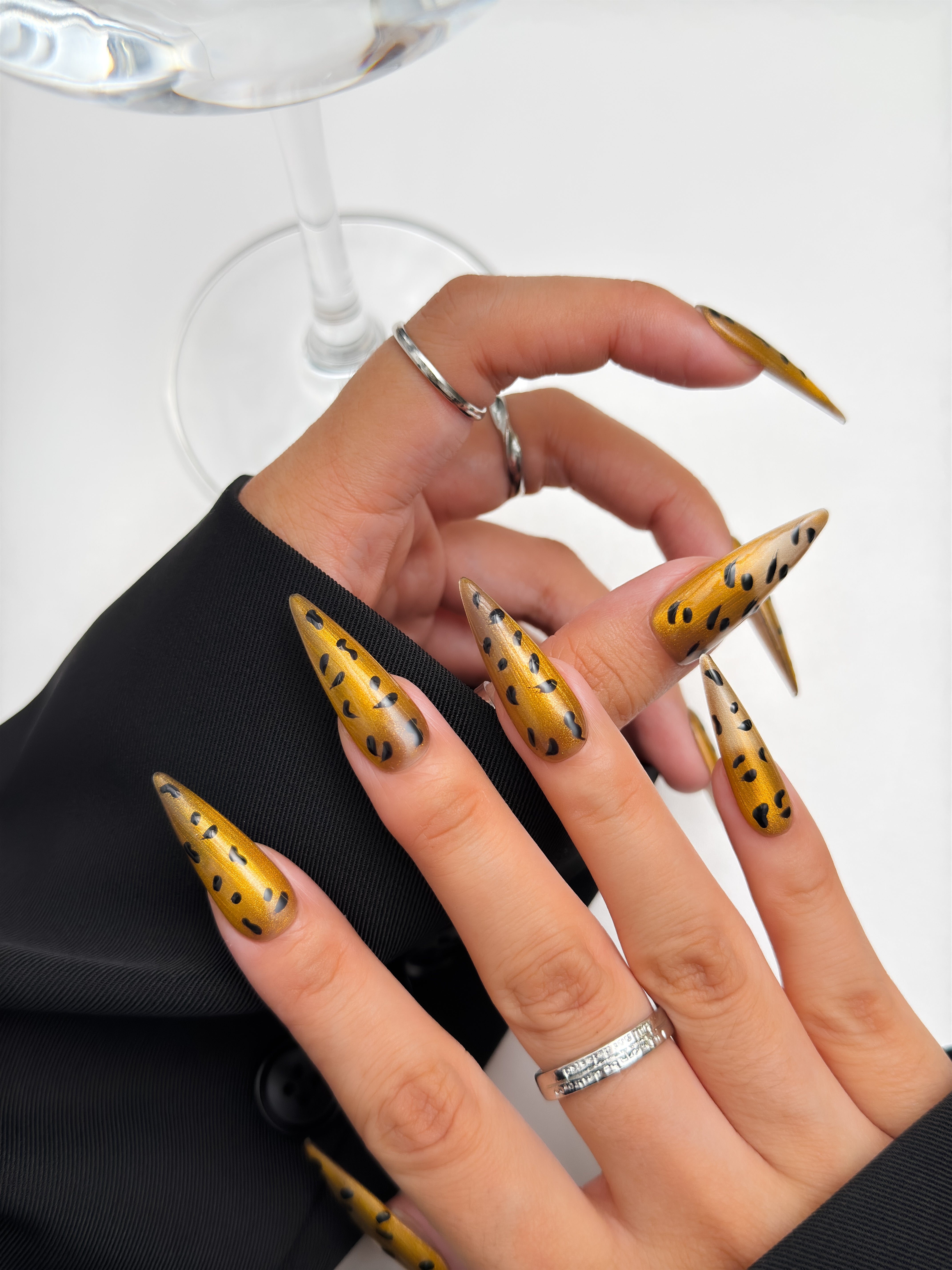 Golden Wild press on nail