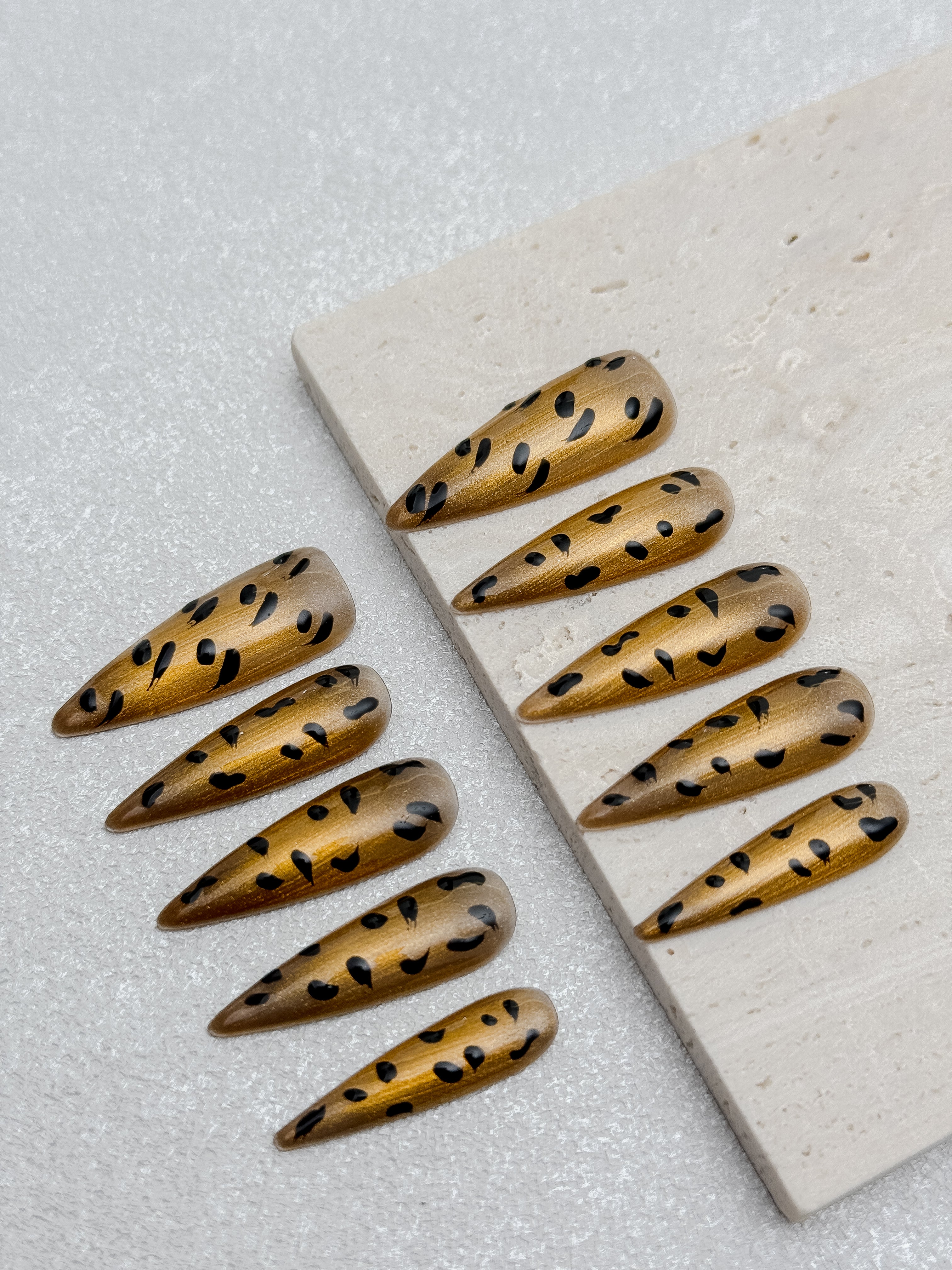 Golden Wild press on nail