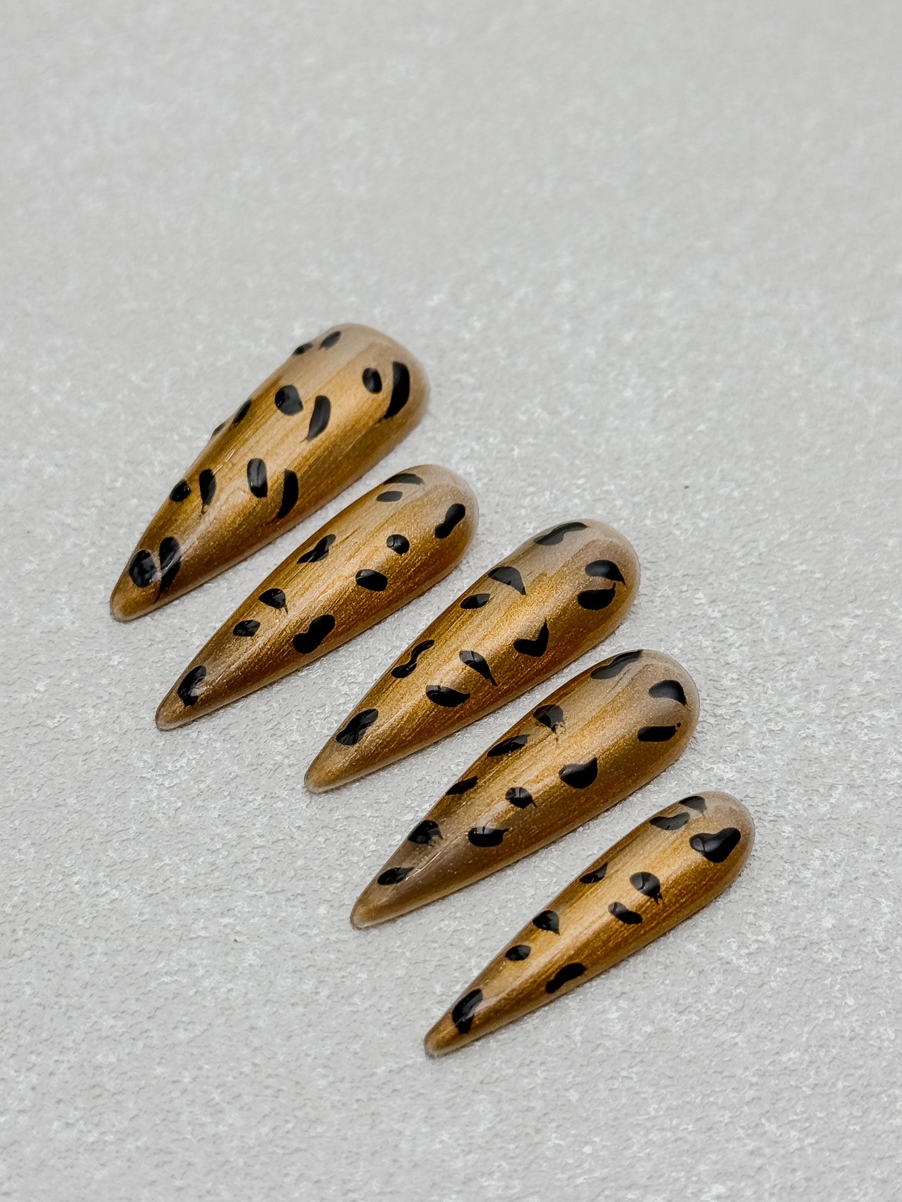 Golden Wild press on nail