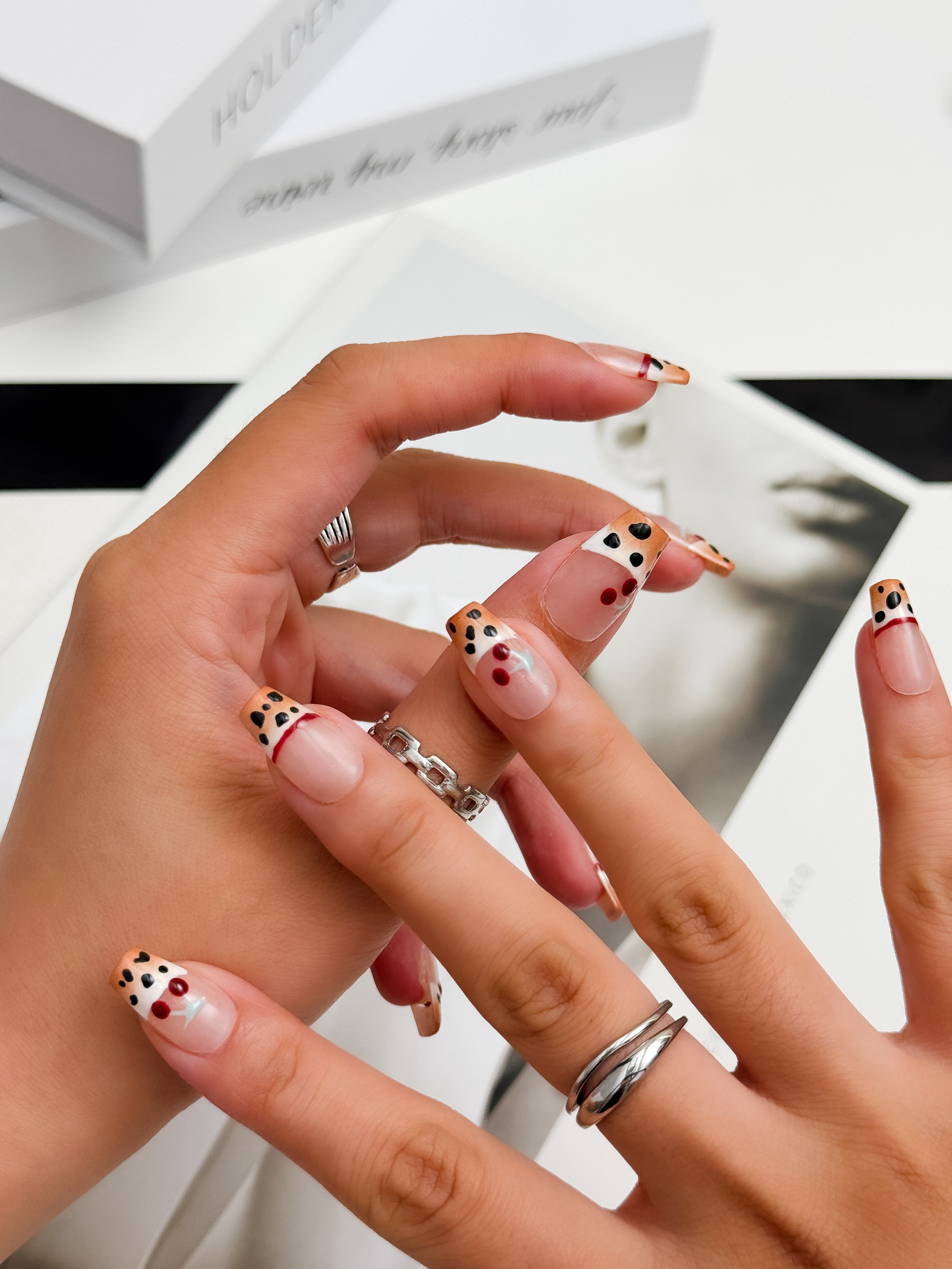 Spotted Chic press on nail